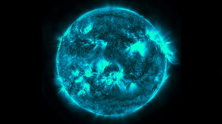 Slunce a jeho erupce na snímku observatoře NASA Solar Dynamics Observatory.