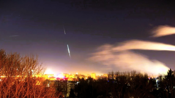 Nad Berlínem vybuchl asteroid. Jeho úlomky dopadly na Zemi