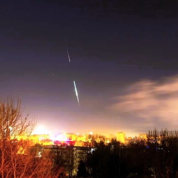 Nad Berlínem vybuchl asteroid. Jeho úlomky dopadly na Zemi