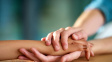 Lidský dotek utišuje bolest na těle i duši, zjistila studie