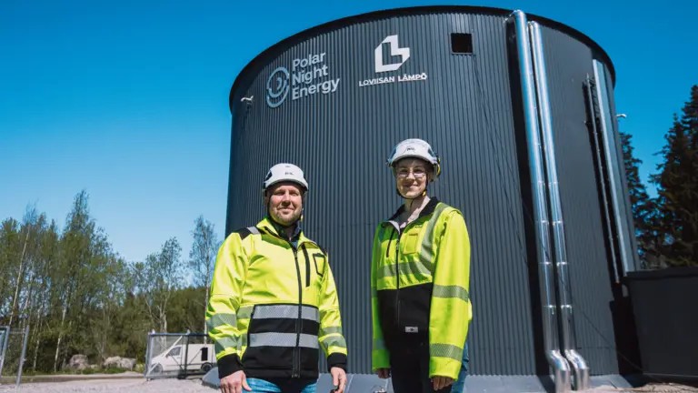 Přebytečnou energii ze soláru a větrných elektráren má řešit... písek?