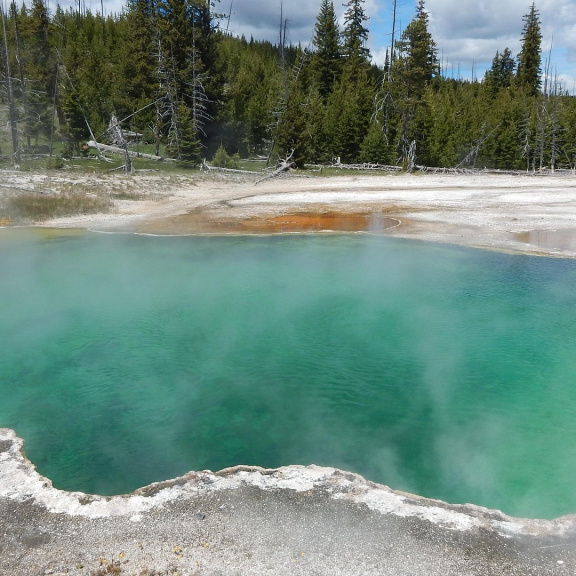 V Yellowstonu se objevil  „rozžhavený bazén“. Co to znamená?