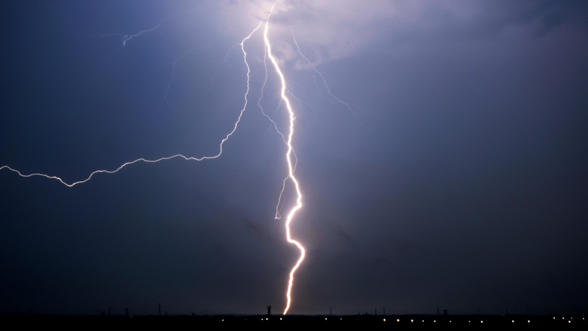 Vědci jsou v šoku, nejdelší blesk v historii měření protnul pět amerických států