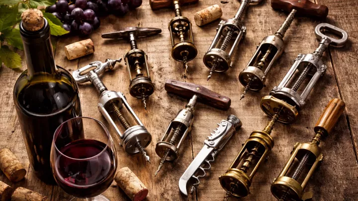 Z muškety na láhev: fascinující dějiny nástroje, bez kterého víno nepřijde k ústům