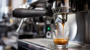 Vědec, který zkoumá sopečné erupce, sestavil rovnici pro dokonalé espresso. Výsledek mění, co si myslíte o mletí kávy