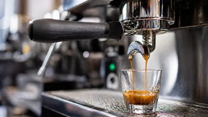 Vědec, který zkoumá sopečné erupce, sestavil rovnici pro dokonalé espresso. Výsledek mění, co si myslíte o mletí kávy