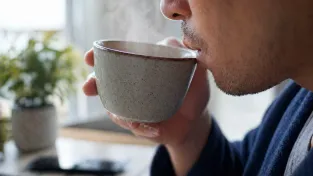 Čaj nad 65 stupňů je klasifikovaný karcinogen. Ne kvůli čaji — kvůli teplotě. Dvě velké studie ukazují, jak velké je riziko