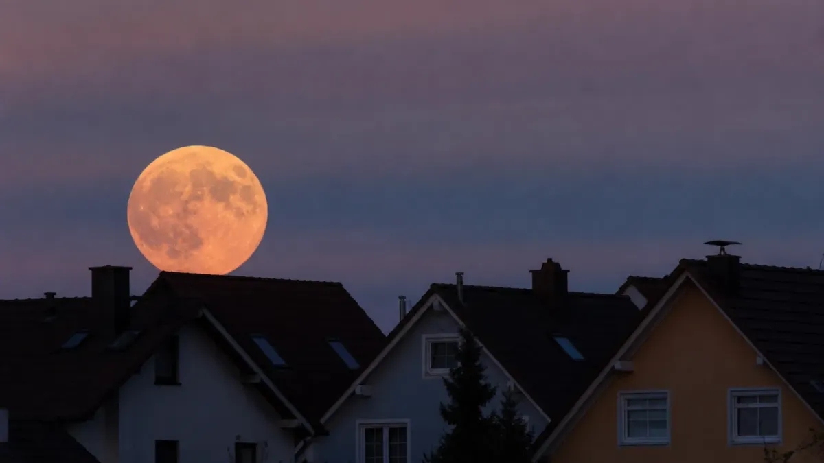 Měsíc nad obzorem vypadá třikrát větší. Proč to tak je, vědci stále nevědí