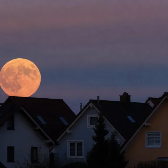 Měsíc nad obzorem vypadá třikrát větší. Proč to tak je, vědci stále nevědí