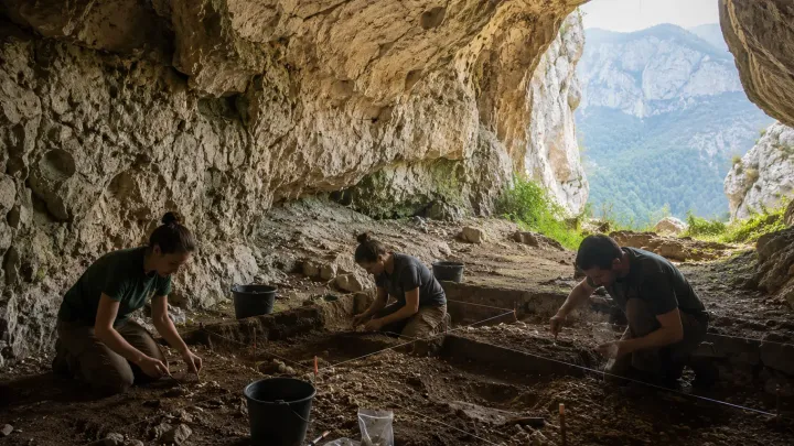 Pravěcí lidé šplhali 2 235 metrů do Pyrenejí, aby těžili tajemný zelený minerál. Víme proč