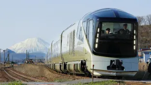 Na jedinou jízdu čekají i 4 roky. Luxusní japonský vlak nabízí zážitek za stovky tisíc
