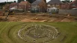 Předchůdce Stonehenge našli archeologové pod cizí obývací místností — a je o 500 let starší