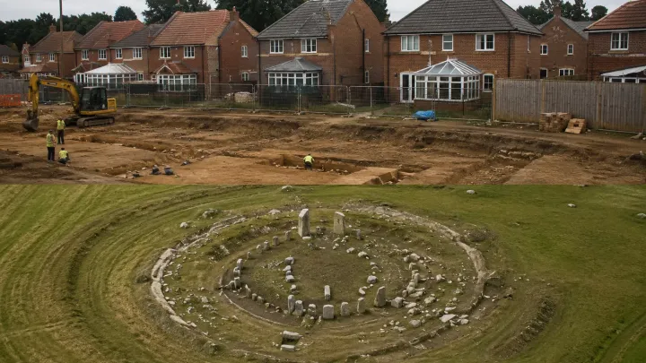 Předchůdce Stonehenge našli archeologové pod cizí obývací místností — a je o 500 let starší