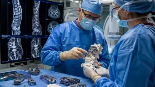 Titanový obratel vytisknutý na míru pacienta: Jak 3D tisk řeší jeden z nejtěžších problémů páteřní chirurgie