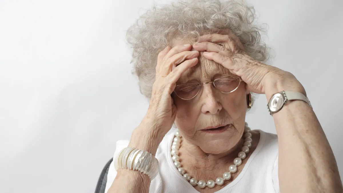 Vědci přišli s průlomem. Alzheimerovu chorobu umí odhalit roky dopředu