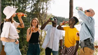 Že mladí lidé nepijí alkohol? Nový průzkum bourá zažitou představu