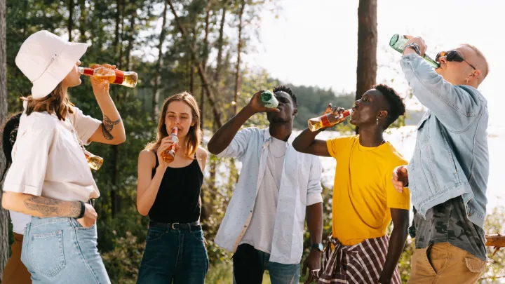 Že mladí lidé nepijí alkohol? Nový průzkum bourá zažitou představu