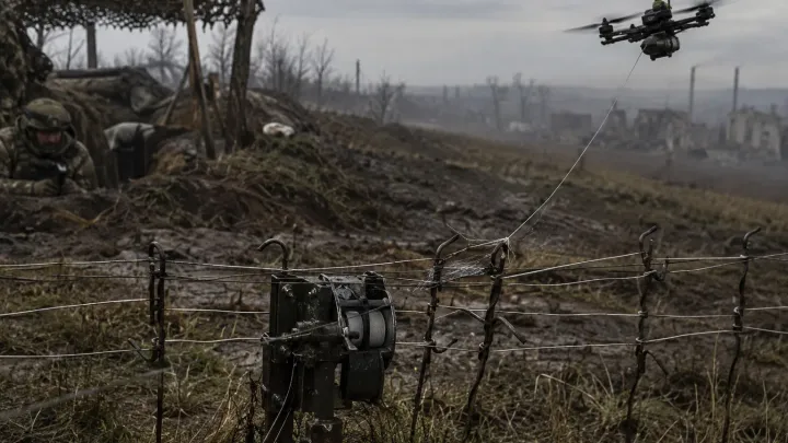 Ukrajina nasadila chytrý ostnatý drát proti ruským dronům. Místo rušení jim jednoduše přestřihne kabel