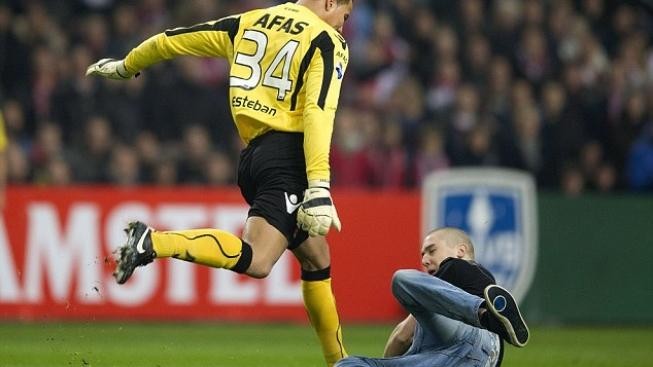Naštvaný brankář v Nizozemsku skopal fanouška!