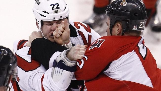 Nelítostný pěstní souboj v NHL