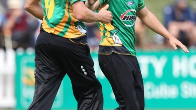 Historický catch v kriketu. Hráč si doletěl pro míček!