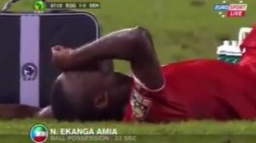 Fotbalista drze simuloval, rozhodčí mu na to neskočil