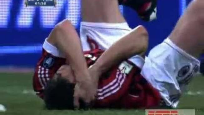 Brazilec Dias na hřišti nelítostně knockoutoval Van Bommela