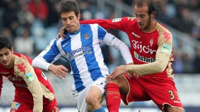 Hráč Gijónu skluzem 'sundal' protihráče i pomezního rozhodčího