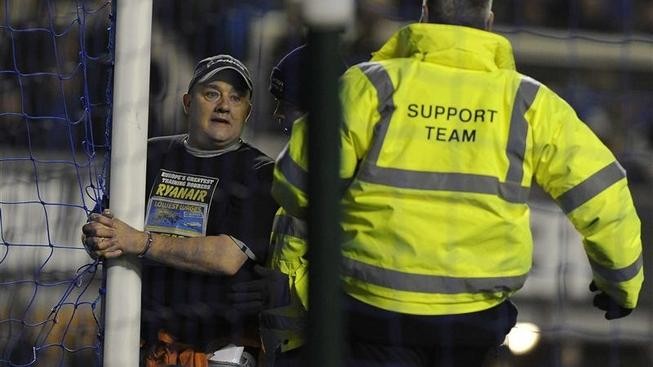 Fanoušek Evertonu se během zápasu s Manchesterem City připoutal k brance!