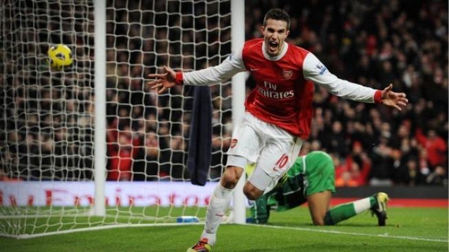 Van Persie řídil vysokou výhru Arsenalu 7:1, vyhrál i Manchester City