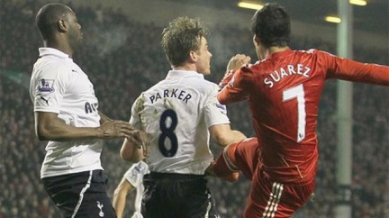 Suárez z Liverpoolu opět v problémech. Surově nakopl protihráče