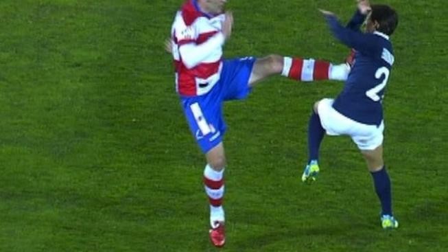 Brutální šlapák! Gómez z Granady zaryl špunty soupeři do hrudi