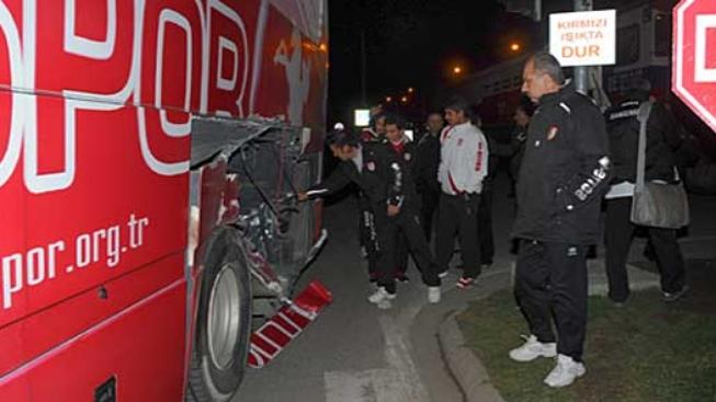 Fotbalisté Samsunsporu přežili střet týmového autobusu s vlakem