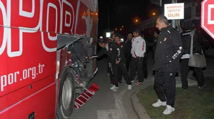 Fotbalisté Samsunsporu přežili střet týmového autobusu s vlakem