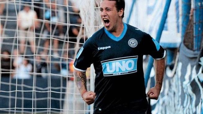 Načapal brankáře! A vstřelil gól z poloviny hřiště