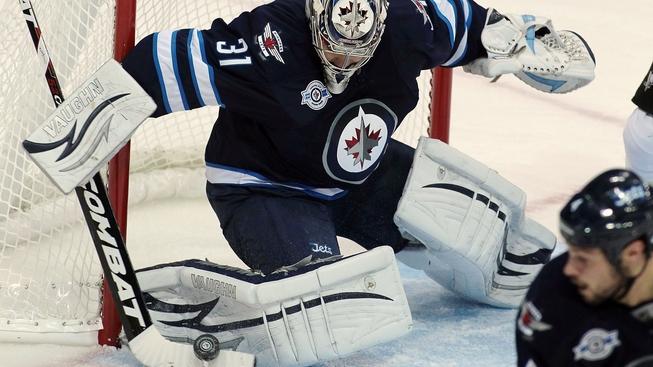 Pavelec předvedl neuvěřitelný zákrok! Lapačkou zneškodnil tutovku krajana Voráčka