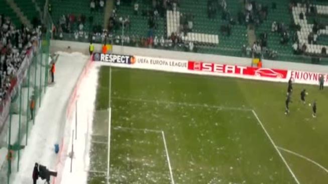 Příznivci polské Legie zasypali hráče Sportingu Lisabon sněhovými koulemi