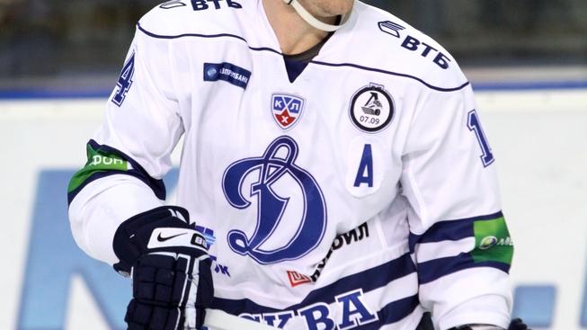 Obránce Dynama Moskva Novák v KHL sejmul rozhodčího