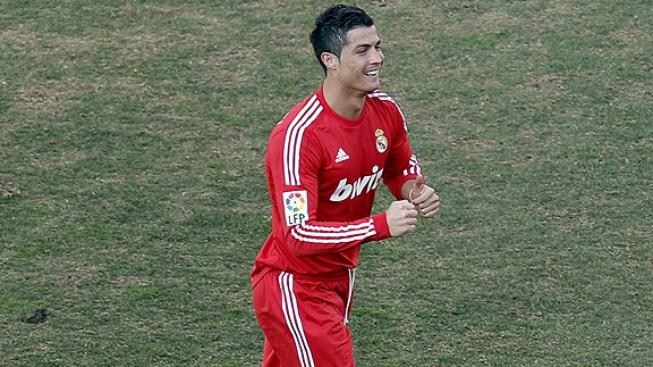 Ronaldo zařídil Realu patičkou vítězství nad Vallecanem, nezaváhala ani Barcelona
