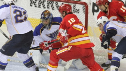 Sobotka v NHL spadl na led a sundal tři spoluhráče!