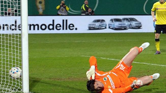 Brankář přišel na penalty. Jenže Dortmund rozhodl gólem ve 120. minutě