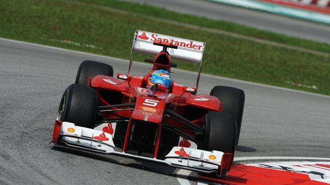 Deštěm přerušenou GP Malajsie vyhrál Alonso před Pérezem