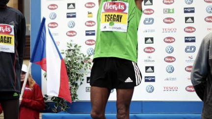 Tsegay zaběhl v Praze pátý nejrychlejší půlmaraton všech dob