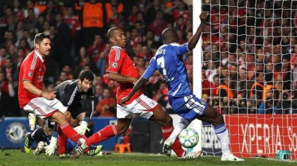 Ramires v gólové pozici netrefil míč. Chelsea to málem stálo postup