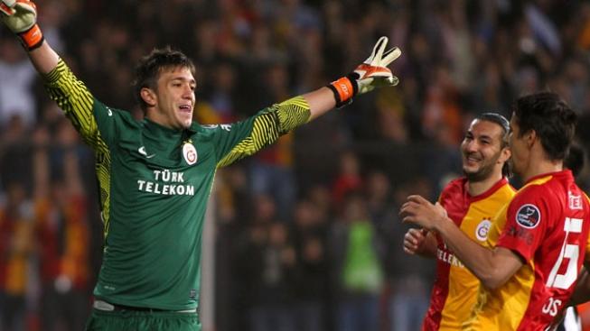 Brankář Galatasaraye si troufl na penaltu. A gratuloval mu i Baroš