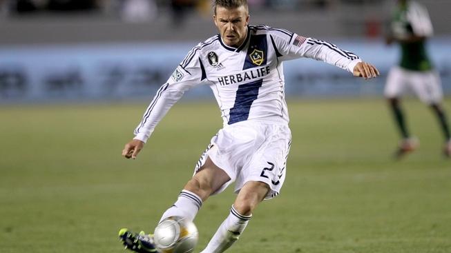 Beckham nakopl míč do ležícího protihráče. Místo omluvy přišla frustrace