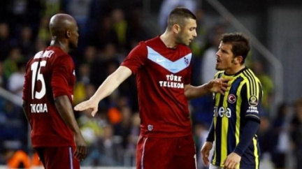 Bláznivý fotbalista Zokora kopl soupeře do rozkroku!