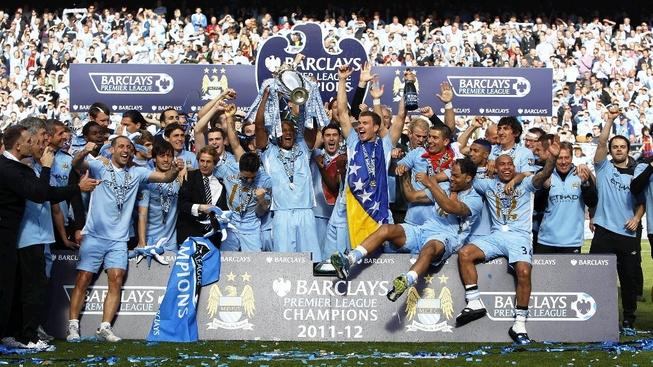 Manchester City slavil titul před vlastními fanoušky