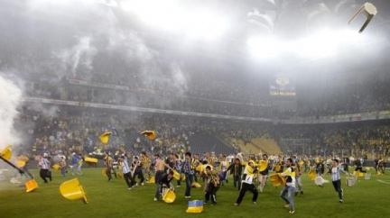 Chuligáni Fenerbahce zničili stadion i hrací plochu