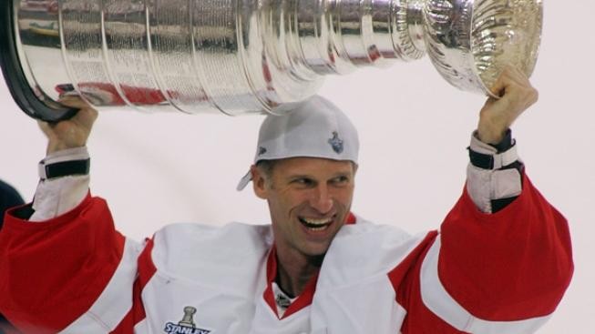 Brankář Dominik Hašek se prý chce vrátit do NHL